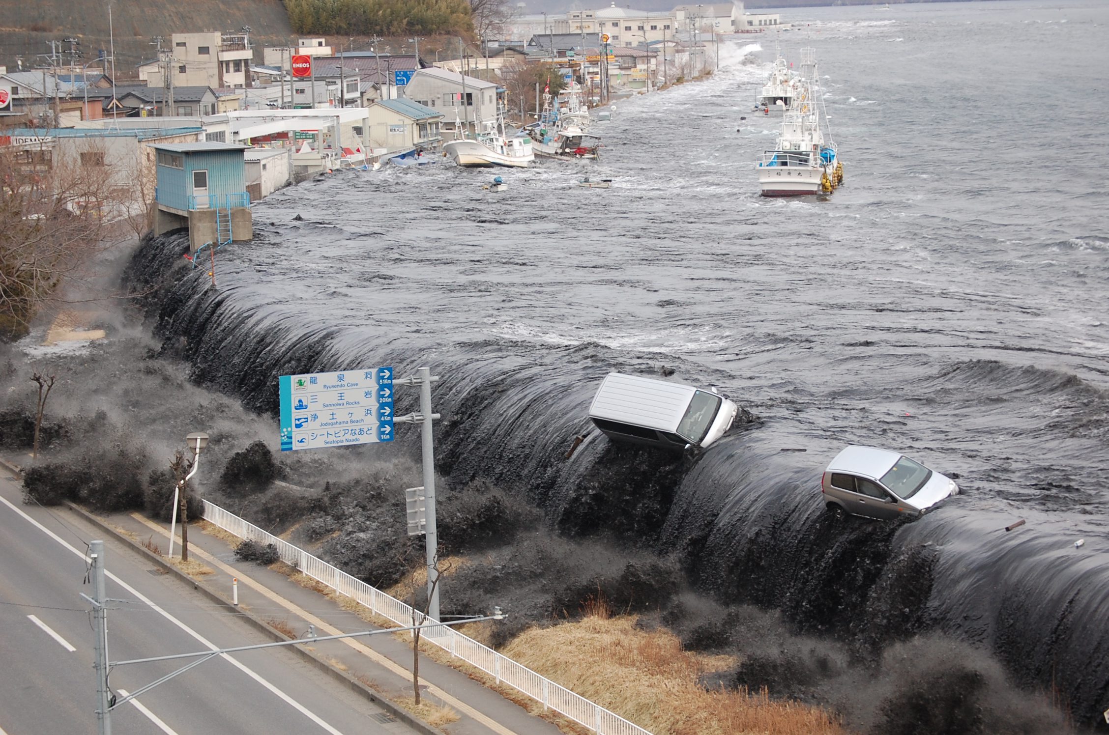 Гигантская волна возникающая в результате подводного землетрясения. ЦУНАМИ В Японии в 2011. Япония 2012 ЦУНАМИ. Тохоку Япония ЦУНАМИ. ЦУНАМИ 1993 Владивосток.