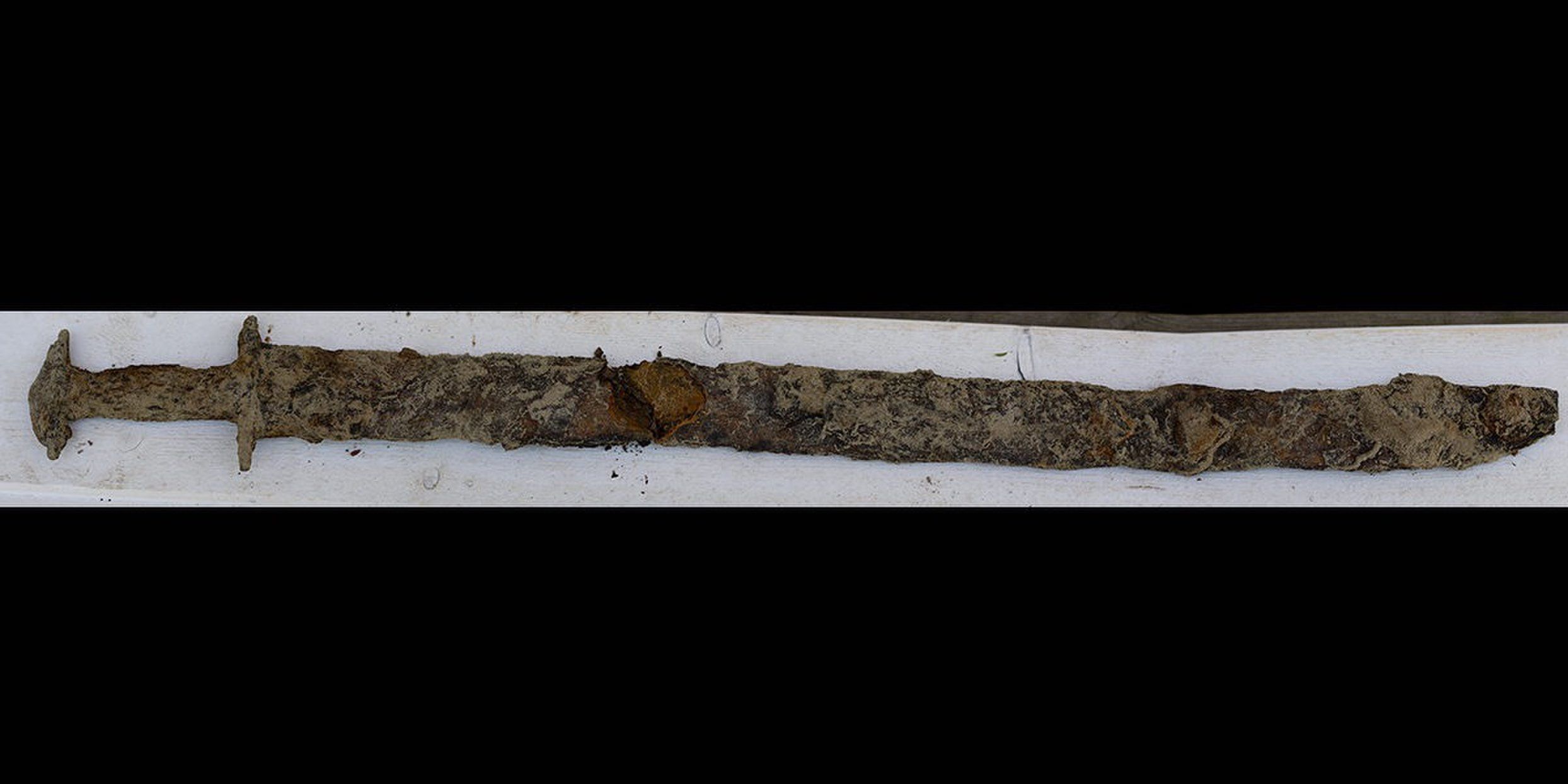 Espada más antigua que los vikingos encontrada en un lago de Suecia.