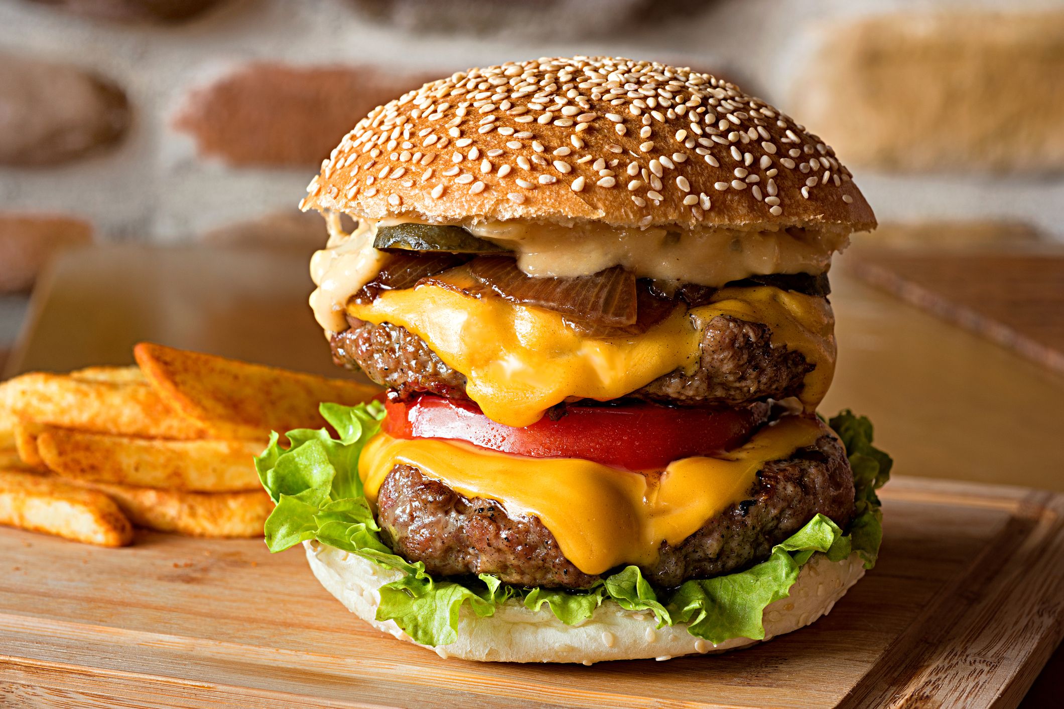 Hamburguesa con queso y patatas fritas