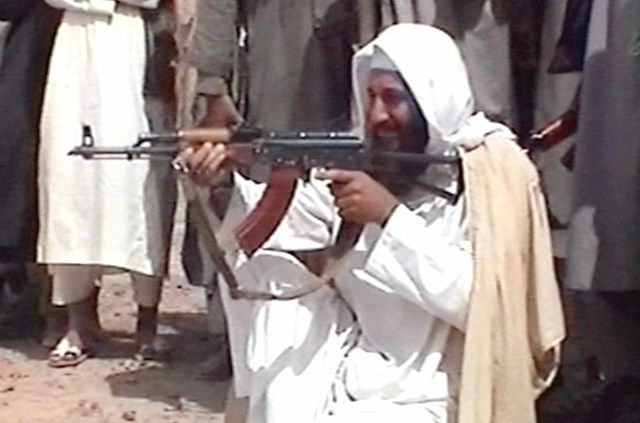 Bin Laden con un kalashnikov