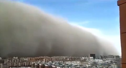 Un tsunami de arena y polvo engulle una ciudad en China
