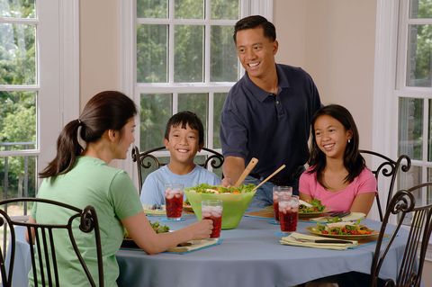 Cenar en familia mejora la salud de los adolescentes