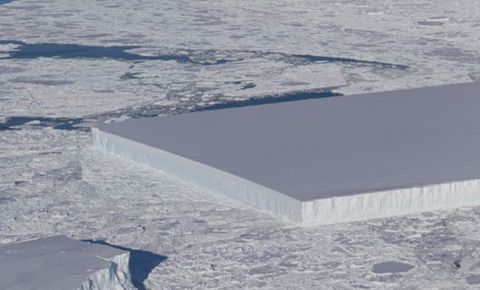 ¿Qué hace un bloque perfectamente rectangular en mitad de la Antártida?