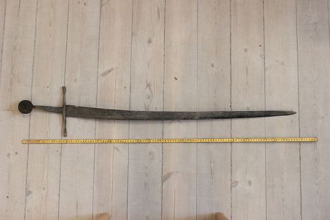 Hallan una valiosa espada medieval