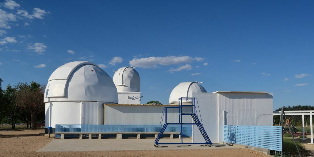El observatorio artesanal de La Hita, un “sueño único” 1 1920px observatorio astrono mico de la hita vista 3 cu pulas 1570122415 El observatorio artesanal de La Hita, un “sueño único”