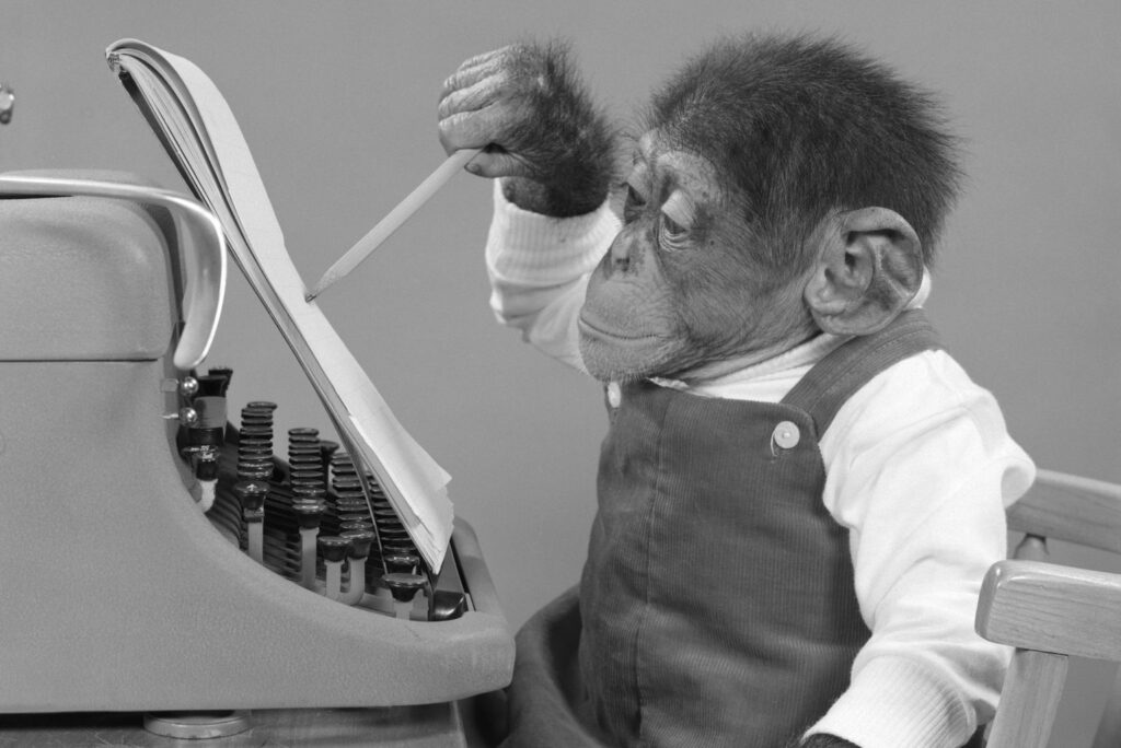 ¿Existen animales zurdos y diestros? 1 1950s chimp in overalls high res stock photography 563962317 1553461062 ¿Existen animales zurdos y diestros?