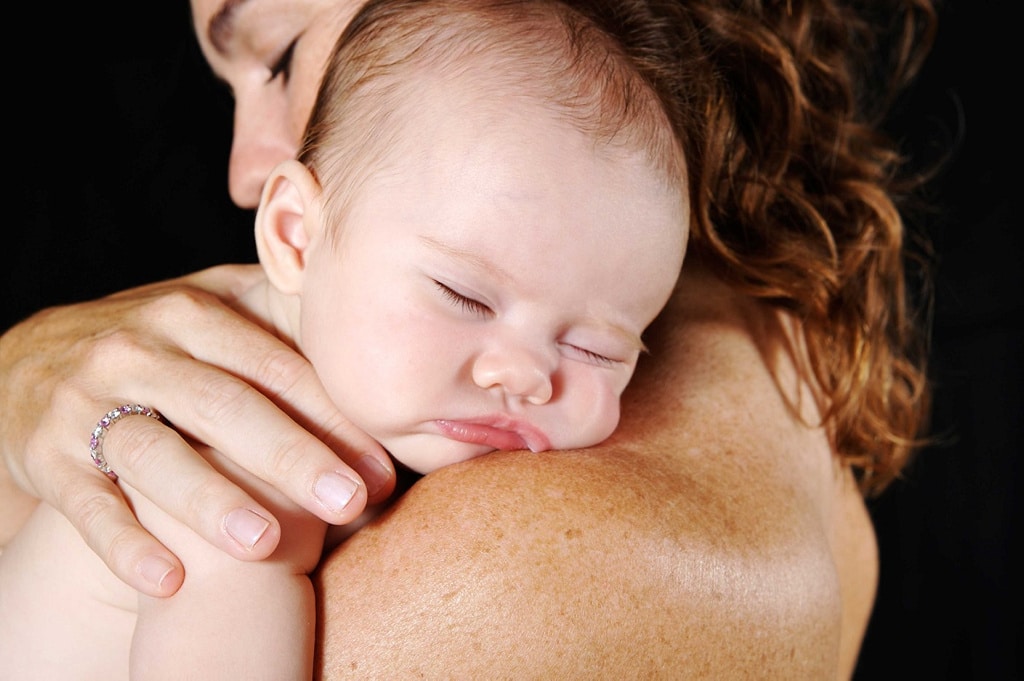 Abrazar a un bebé provoca cambios positivos a nivel genético