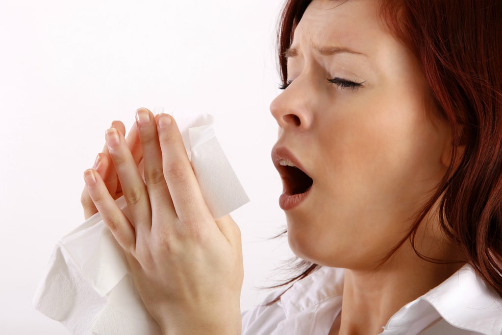 Aguantarse un estornudo podría perforar la faringe
