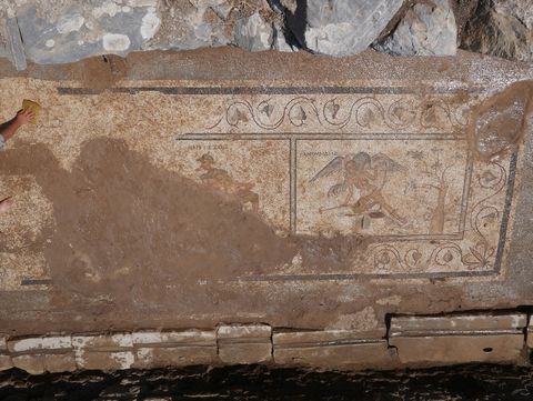 Encuentran dos mosaicos eróticos en unas letrinas romanas
