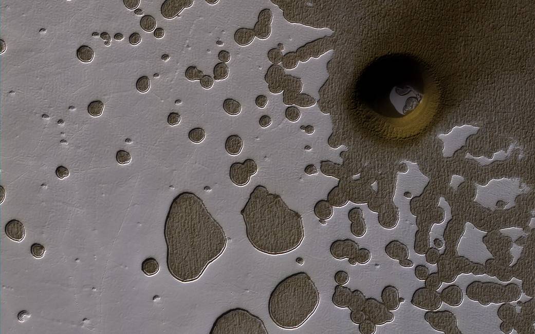 ¿Alguien sabe qué es este misterioso agujero en Marte?