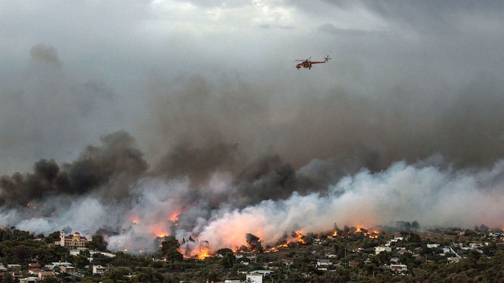 Anuncian esperadísimas lluvias en Grecia, que podrían ayudar a controlar los incendios