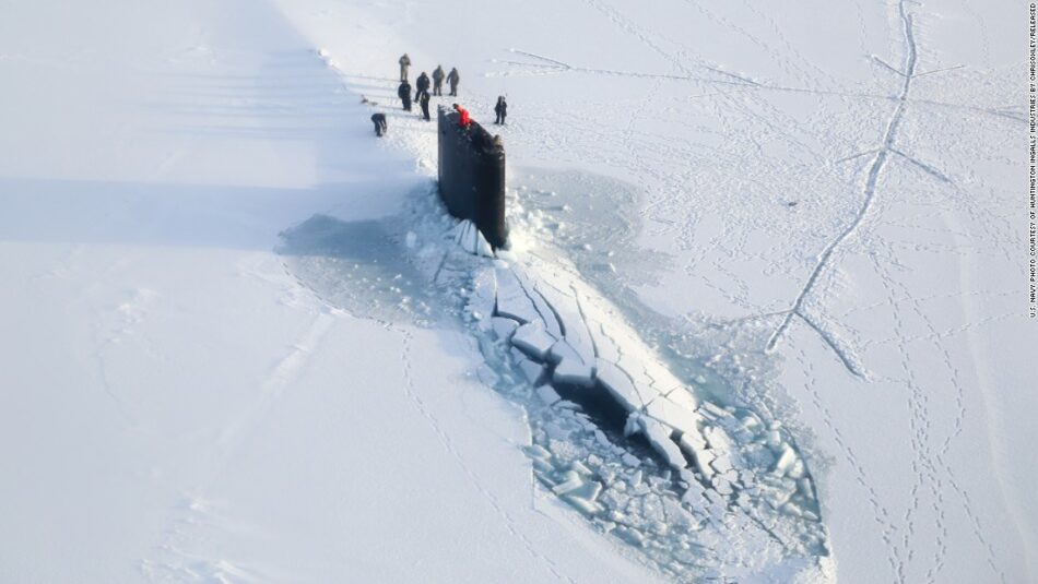 Así de terrorífico es ver emerger un submarino de los fondos del Ártico