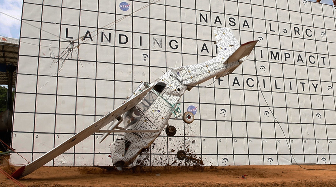 Así estrella la NASA un avión por el bien de la ciencia
