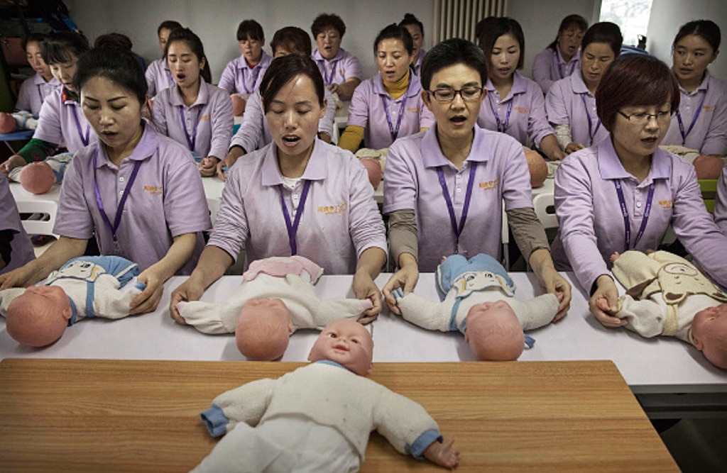 Así se preparan en China para ser niñeras
