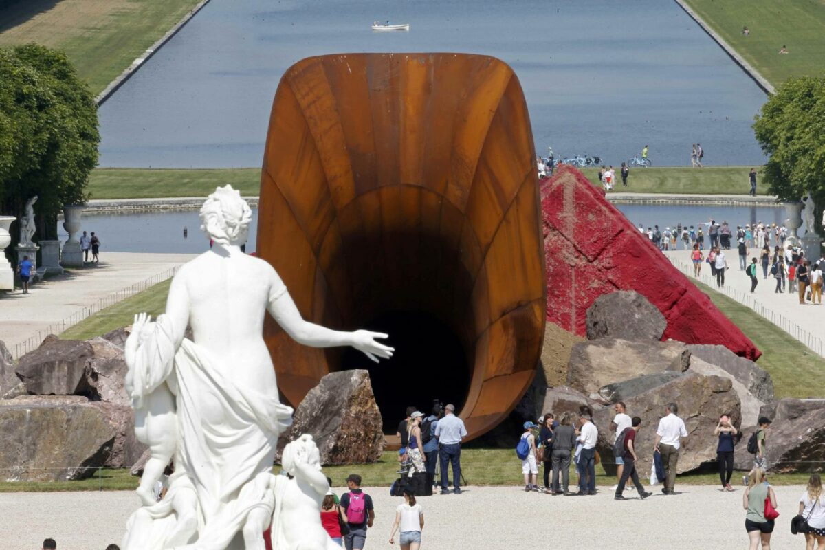 Atacan en Versalles la controvertida escultura ‘la vagina de la reina’