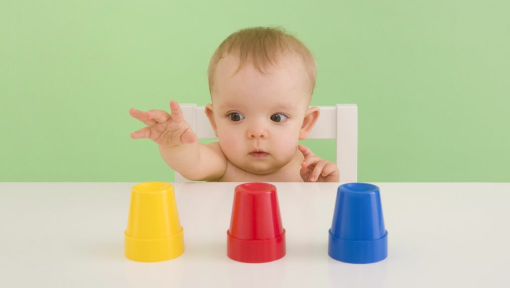 ¿Quieres saber cómo manipular la elección de un niño en edad preescolar? 1 baby makes a choice from three options royalty free image 114244448 1563795866 ¿Quieres saber cómo manipular la elección de un niño en edad preescolar?
