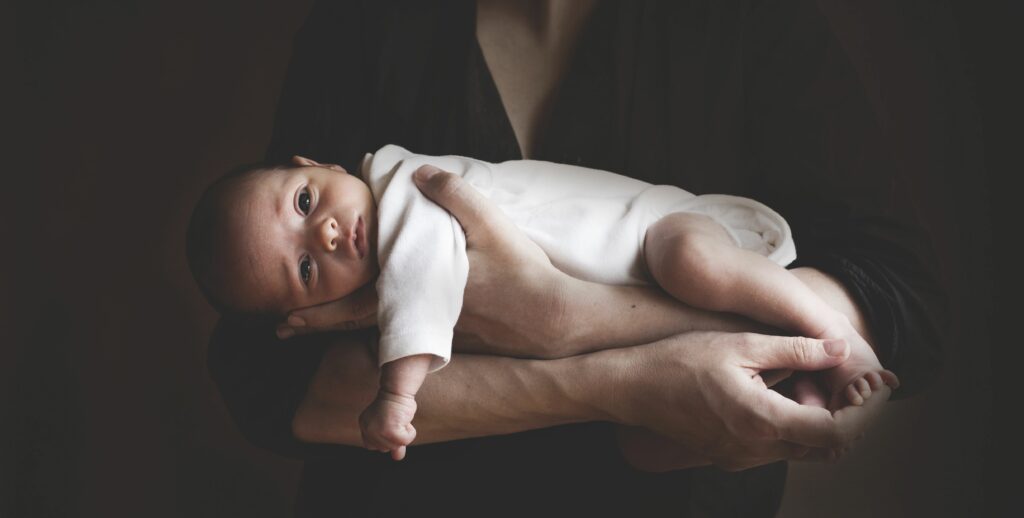 Las parejas homosexuales podrán ser padres genéticos de sus hijos 1 baby sleeps on his mothers arms royalty free image 923351596 1561099586 Las parejas homosexuales podrán ser padres genéticos de sus hijos
