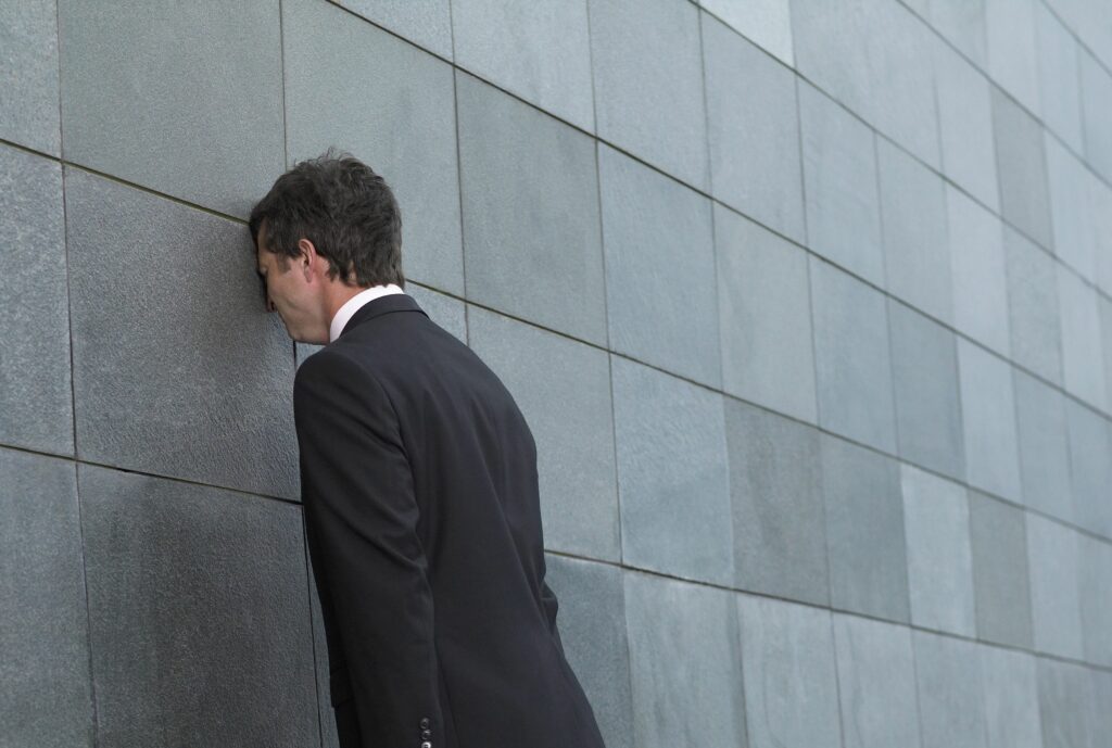 Pegar tu cabeza contra la pared y otras formas extrañas de quemar calorías 1 businessman leaning forward resting face against royalty free image 200397972 001 1551701689 Pegar tu cabeza contra la pared y otras formas extrañas de quemar calorías