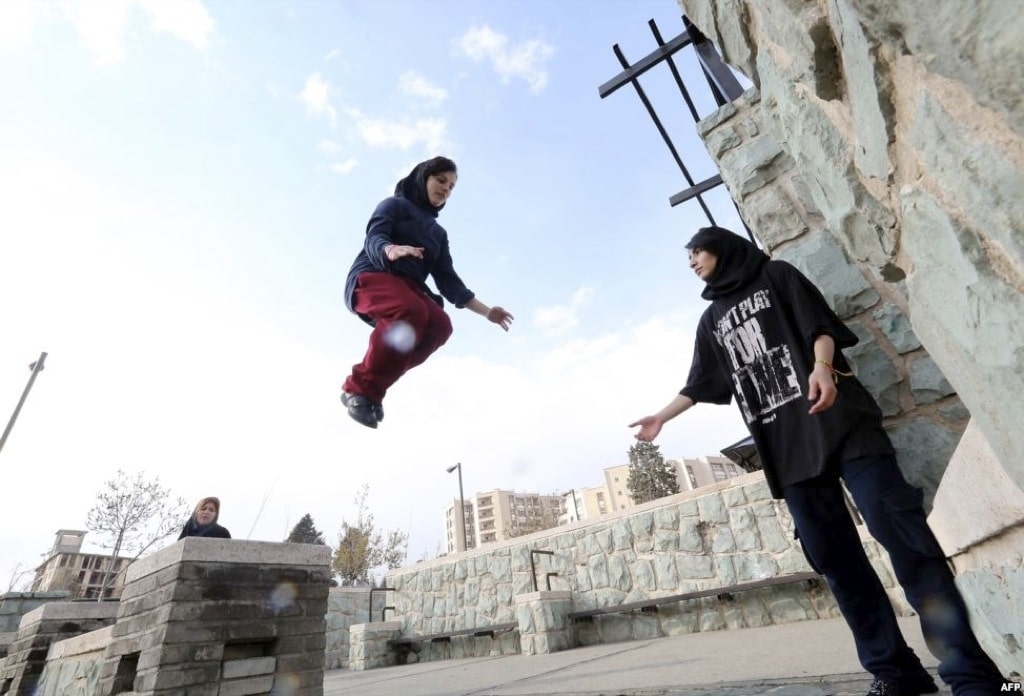 Chicas haciendo parkour en Irán