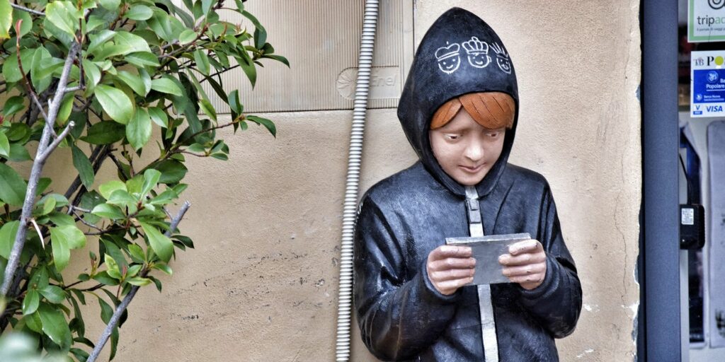 ¿Cuándo es adecuado darle su primer teléfono? 1 child 3119290 1920 1571312208 ¿Cuándo es adecuado darle su primer teléfono?