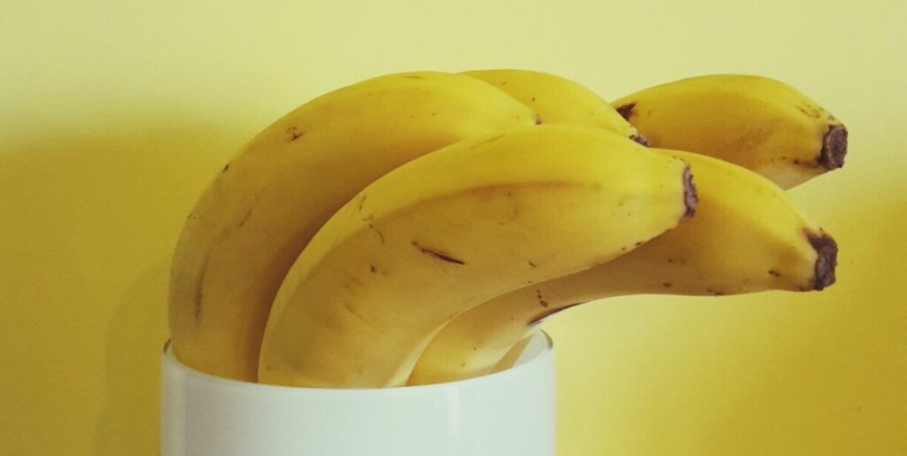 Sabemos por qué se curva el plátano 1 close up of banana in white container against royalty free image 683827565 1550828746 Sabemos por qué se curva el plátano