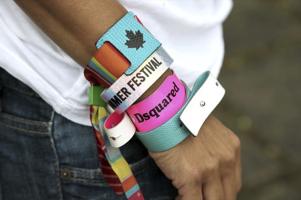 Coleccionar pulseras de festivales está afectando a tu salud