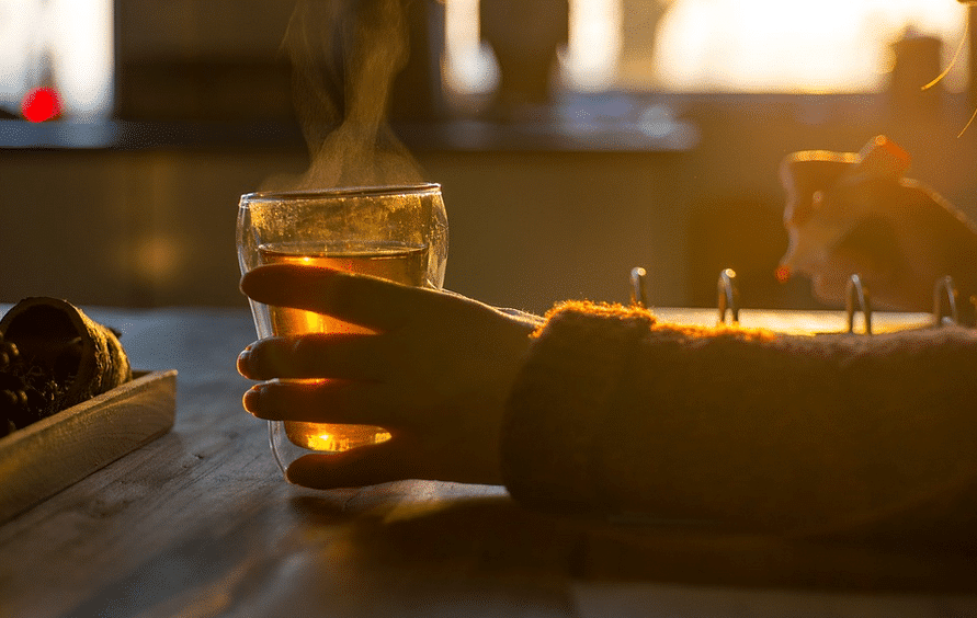 Combinar té caliente con alcohol y tabaco multiplica por 5 el riesgo de cáncer de esófago