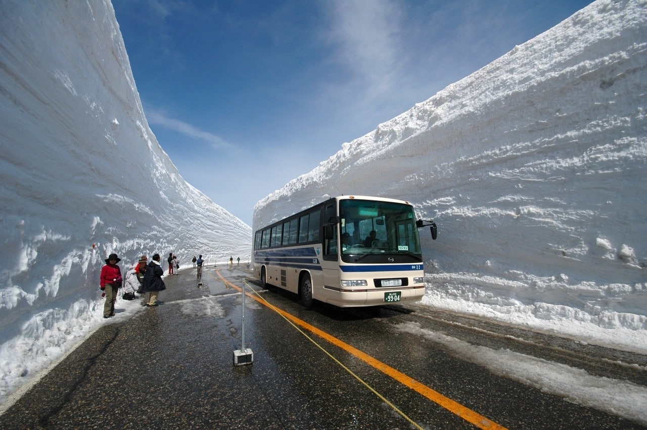 Cómo abrir un camino entre una montaña de nieve de 18 metros de altura