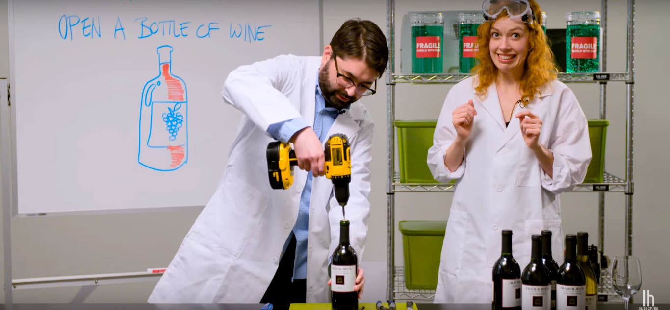 Cómo abrir una botella de vino sin utilizar un sacacorchos