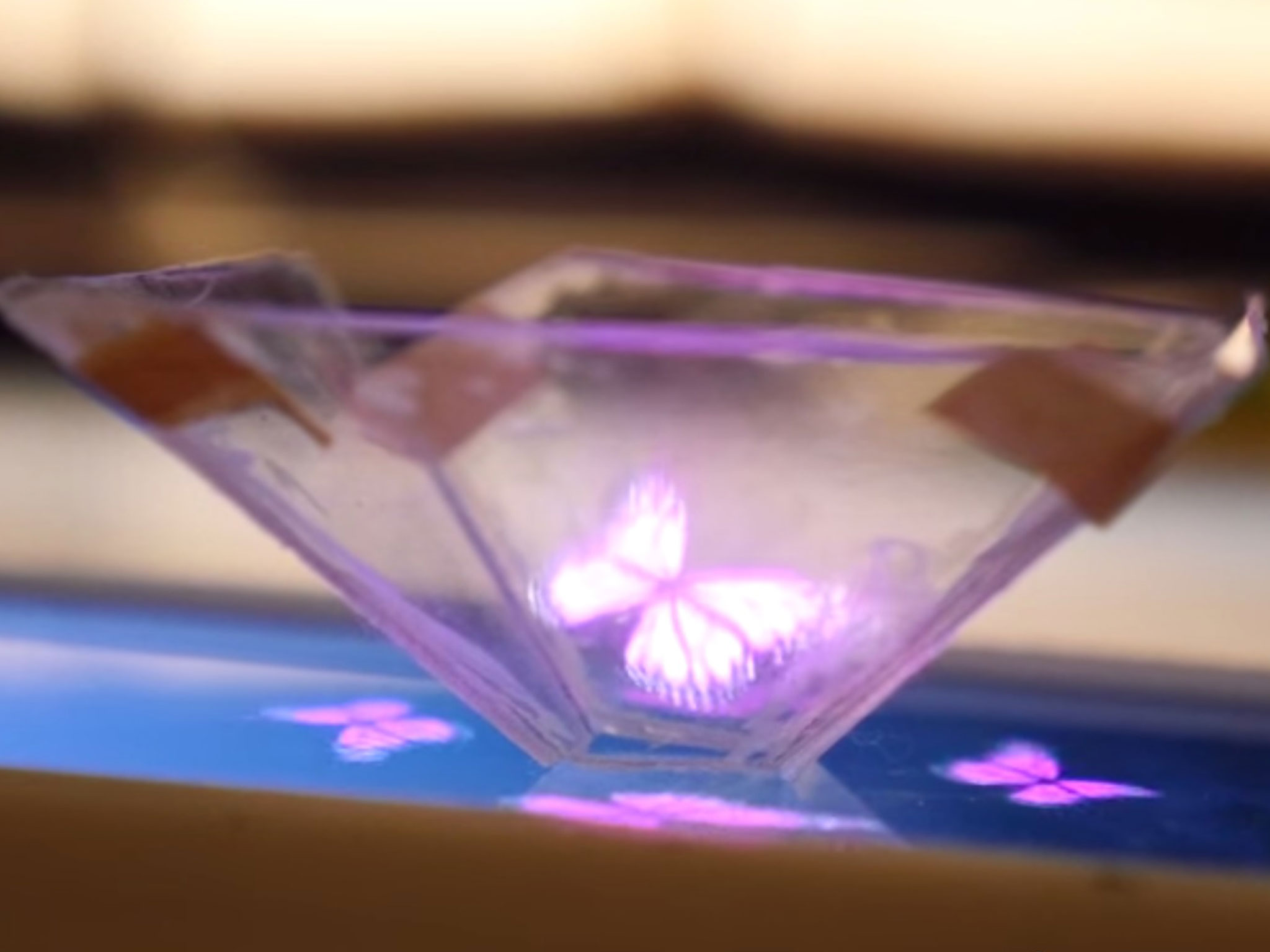 Cómo convertir tu iPhone en un proyector de hologramas
