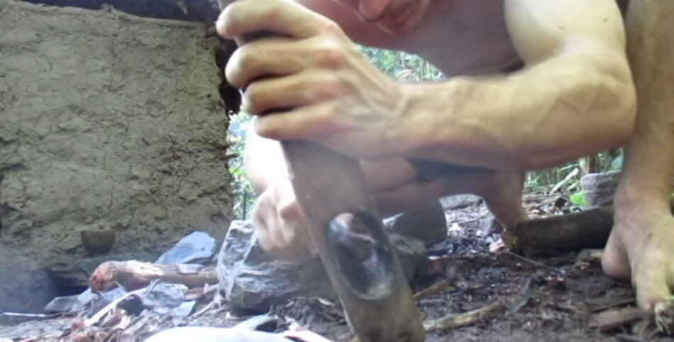 ¿Cómo fabricar un hacha neolítica solo con piedra y madera?