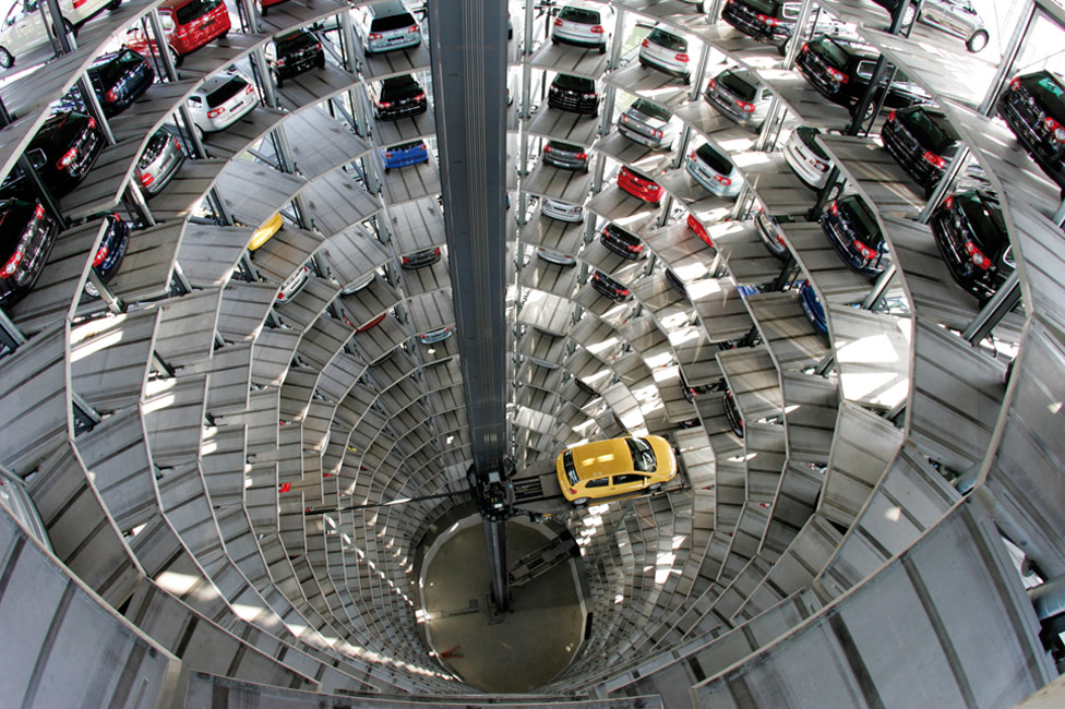 ¿Cómo funciona un edificio de aparcamiento robotizado?