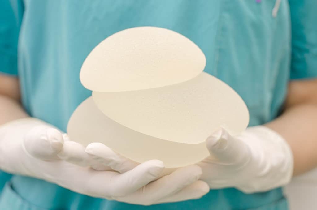 ¿Cómo se hace una operación de aumento de pecho? 6 datos que no sabías sobre los nuevos implantes mamarios