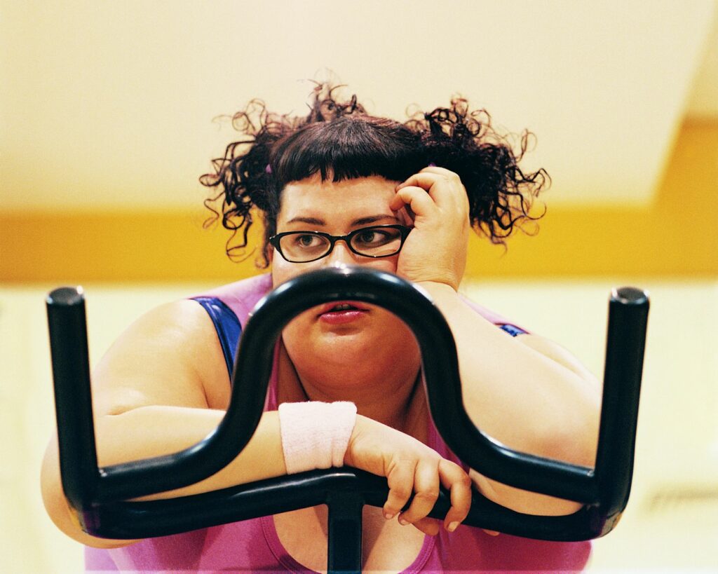 ¿Por qué el ejercicio físico te puede hacer engordar? 1 contemplative overweight woman on an exercise bike royalty free image dv1525013 1554194011 ¿Por qué el ejercicio físico te puede hacer engordar?
