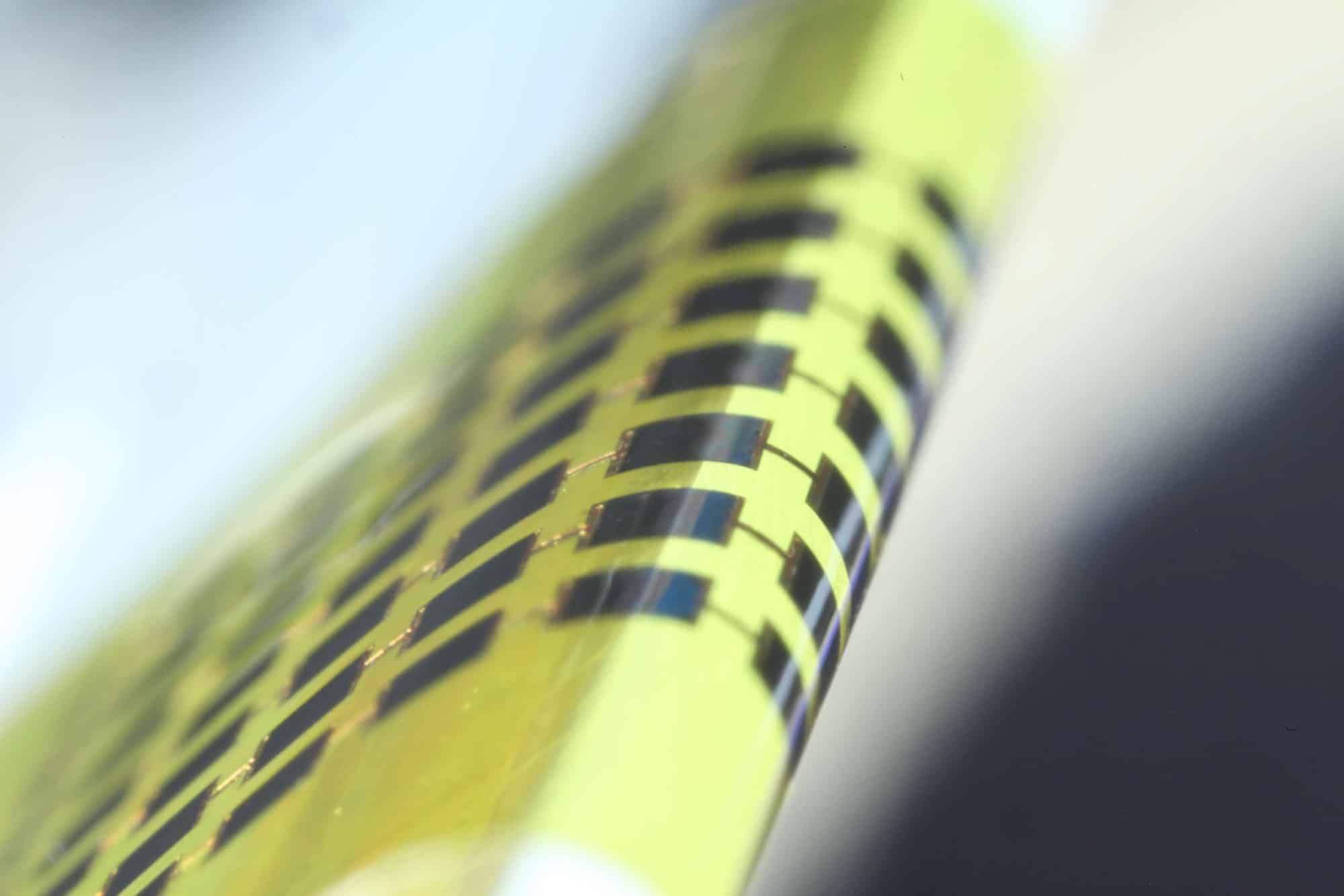 Crean paneles solares tan finos que se enrollan en un lápiz