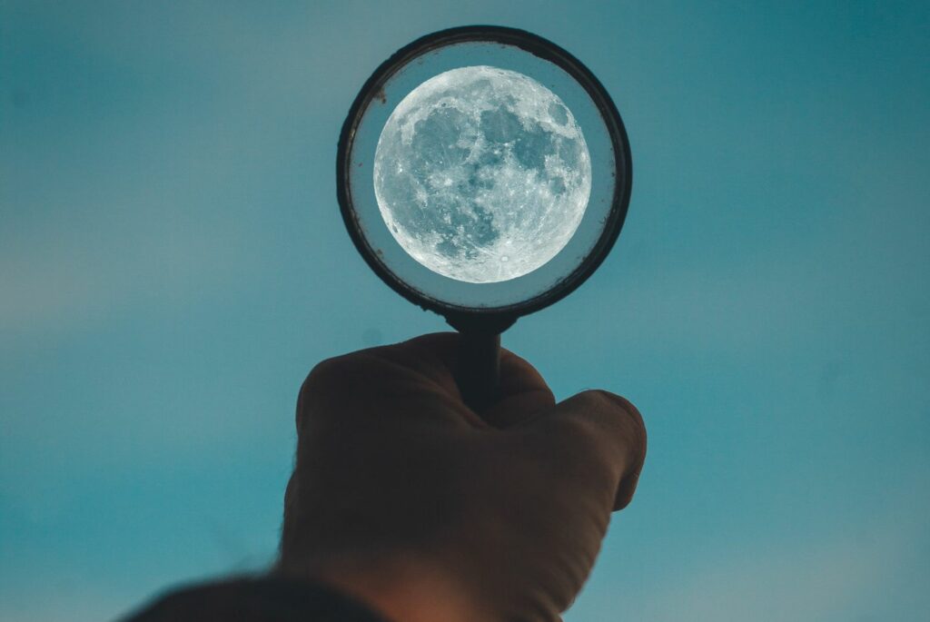 ¿Está encogiendo la luna? 1 cropped hand holding magnifying glass against sky royalty free image 1132604569 1557846313 ¿Está encogiendo la luna?