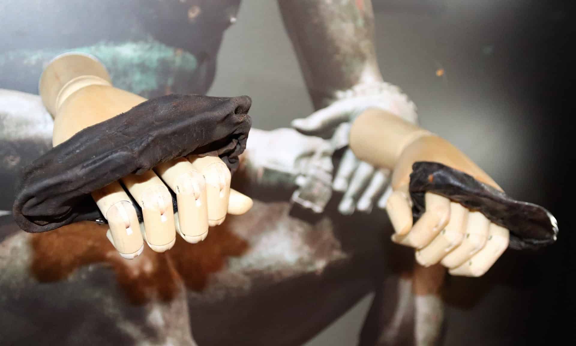 Descubren dos guantes de boxeo romanos