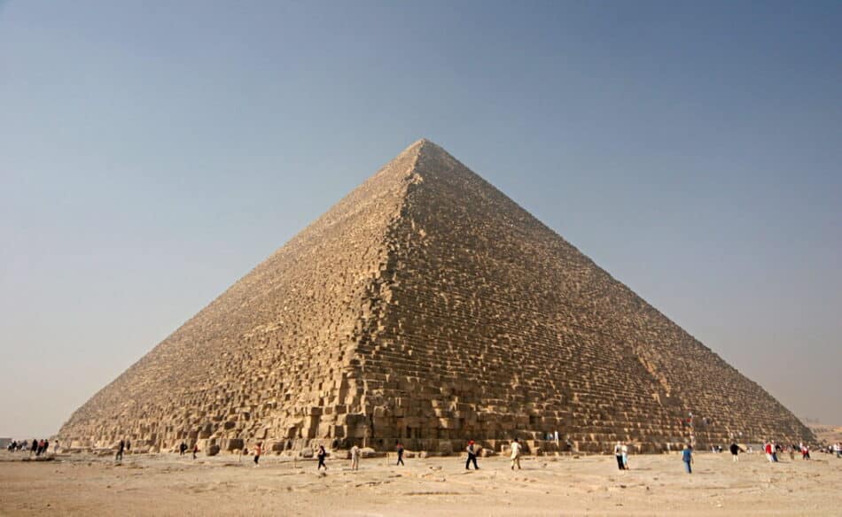 Descubren dos misteriosas cavidades en la pirámide de Giza