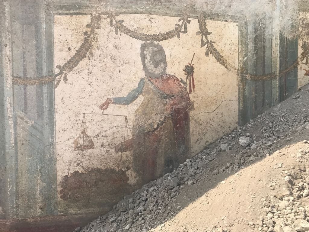Descubren en Pompeya un fresco de Príapo pesándose el pene