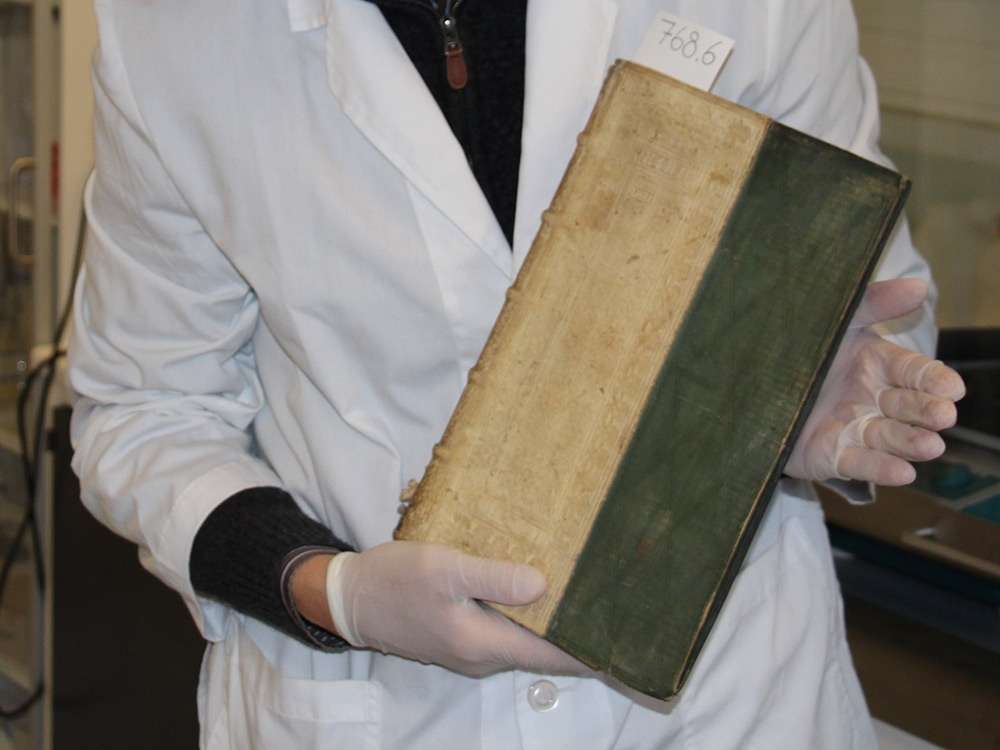 Descubren tres libros envenenados en una biblioteca danesa