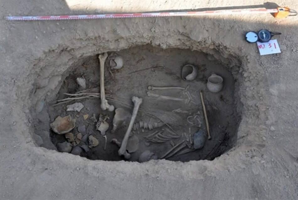 Descubren un esqueleto de más de 2.000 años amortajado con marihuana