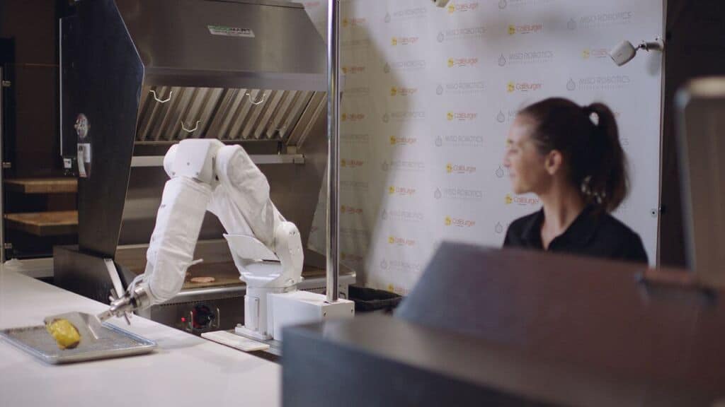 Despiden (por un tiempo) a Flippy, el robot capaz de freír hamburguesas por sí solo