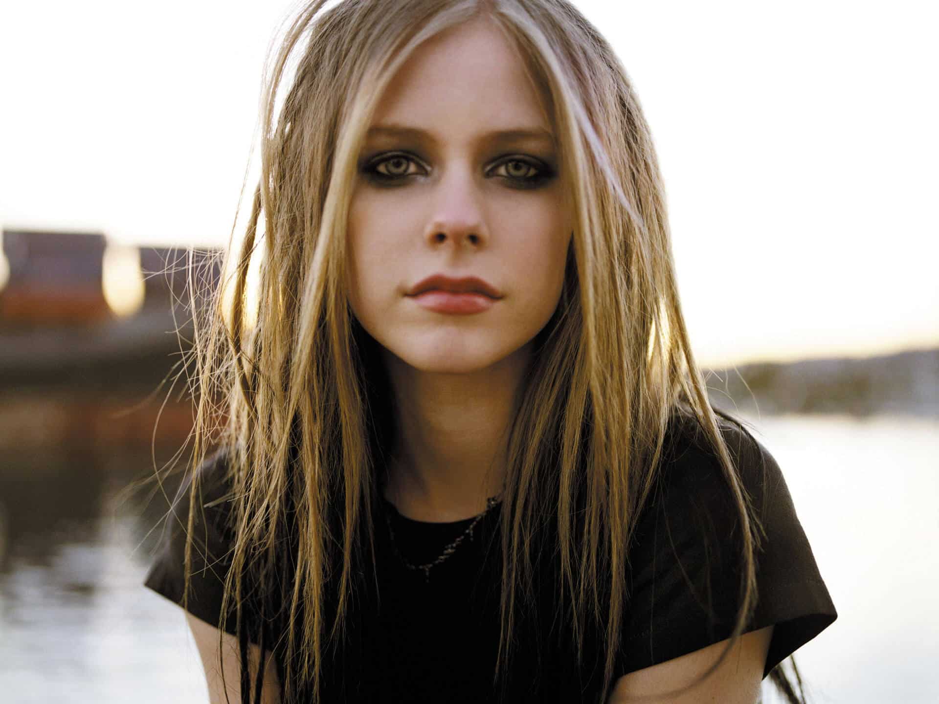 Dicen que Avril Lavigne está muerta y fue sustituída por una doble