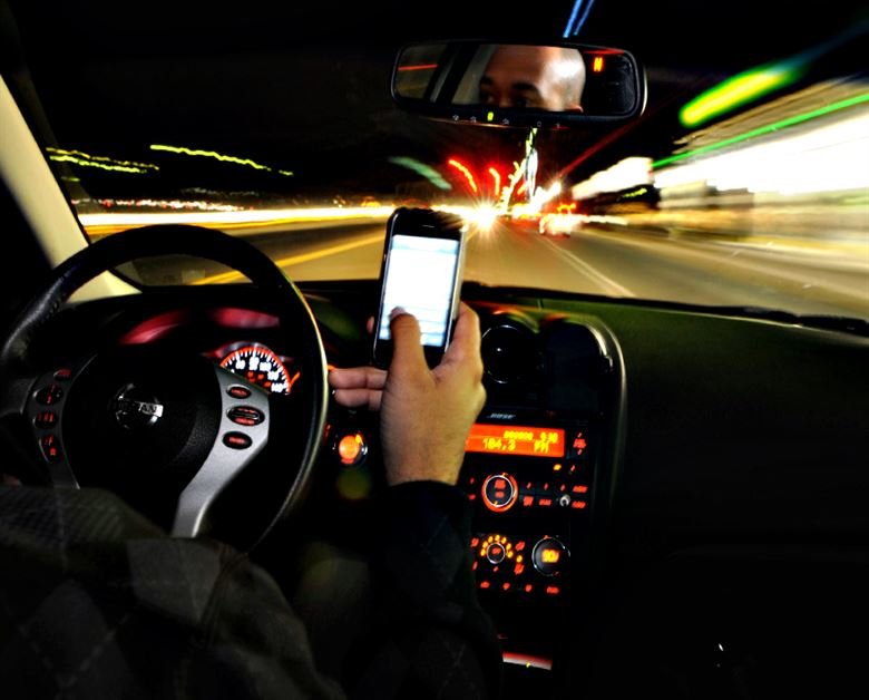 Dos de cada cinco conductores jóvenes usan el móvil mientras conducen