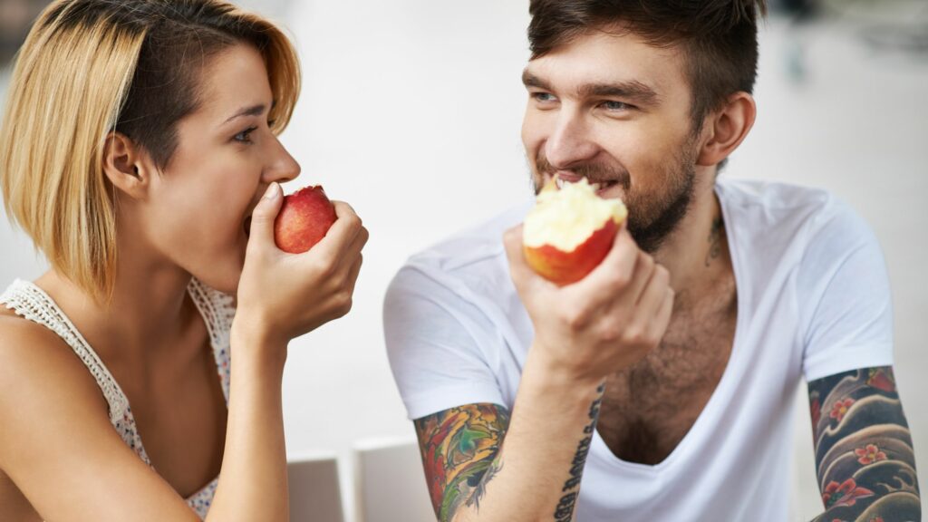 Cómete una manzana entera... necesitas sus 100 millones de bacterias 1 eating apples royalty free image 588380906 1563971338 Cómete una manzana entera... necesitas sus 100 millones de bacterias