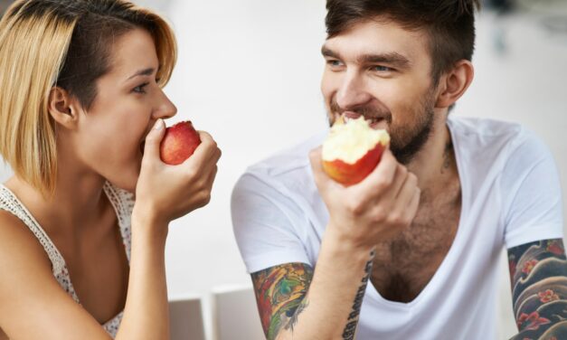 Cómete una manzana entera… necesitas sus 100 millones de bacterias