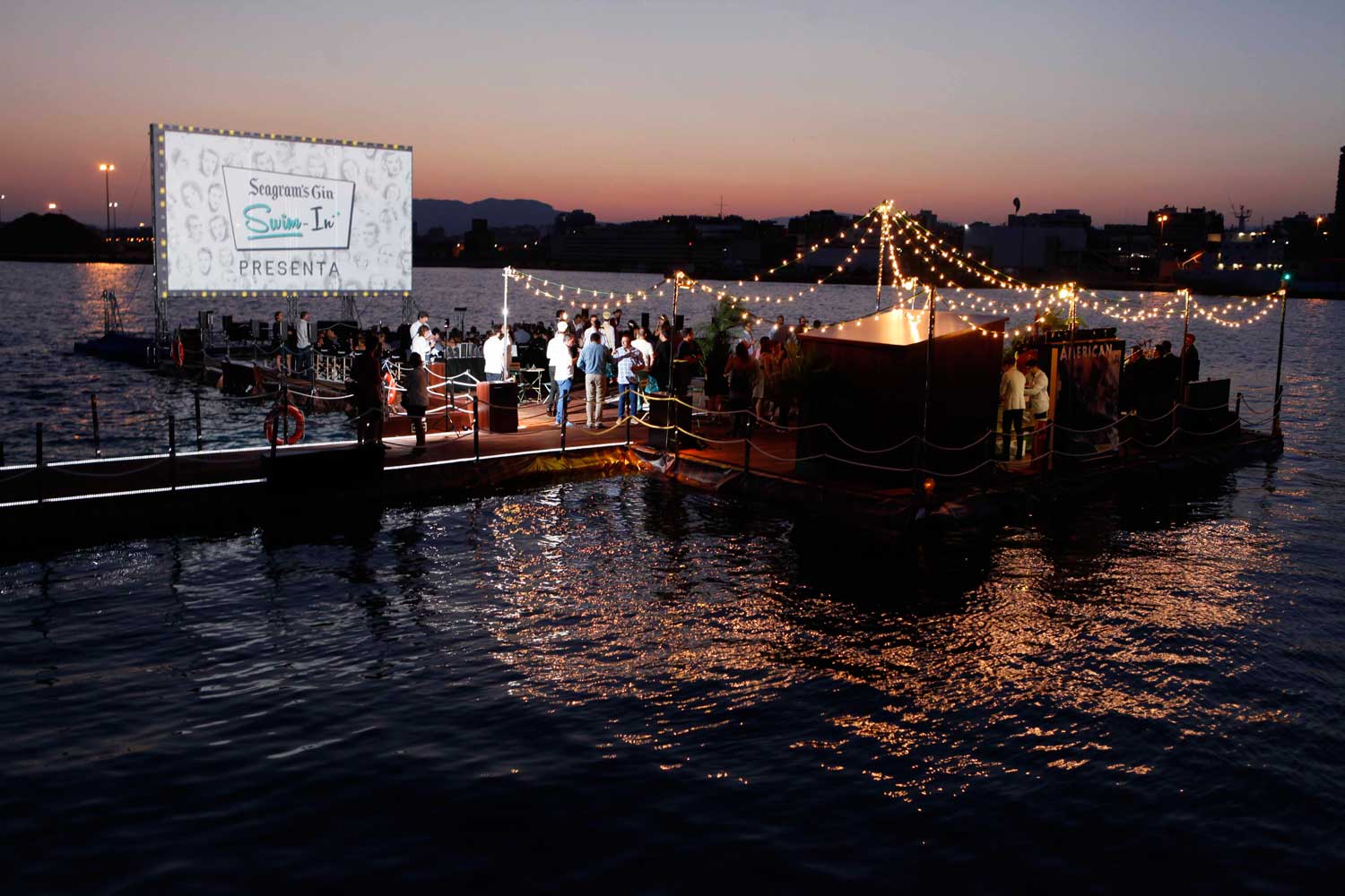 El cine de verano flotante llega a la costa alicantina