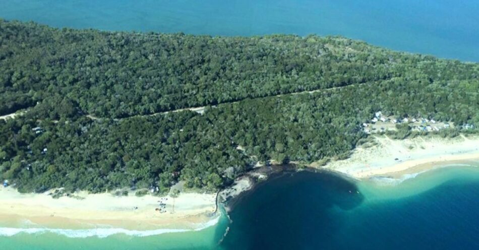 El mar se traga una playa de una isla australiana