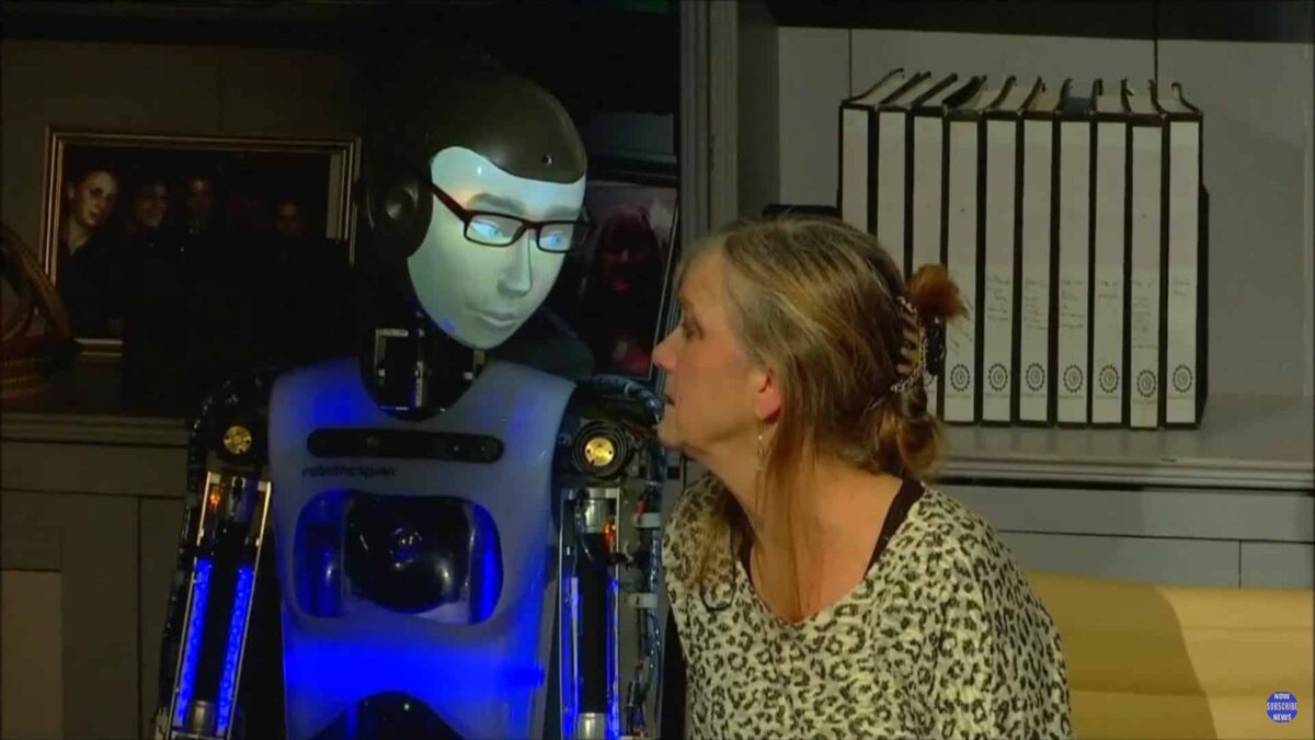 El primer robot actor debuta en el teatro