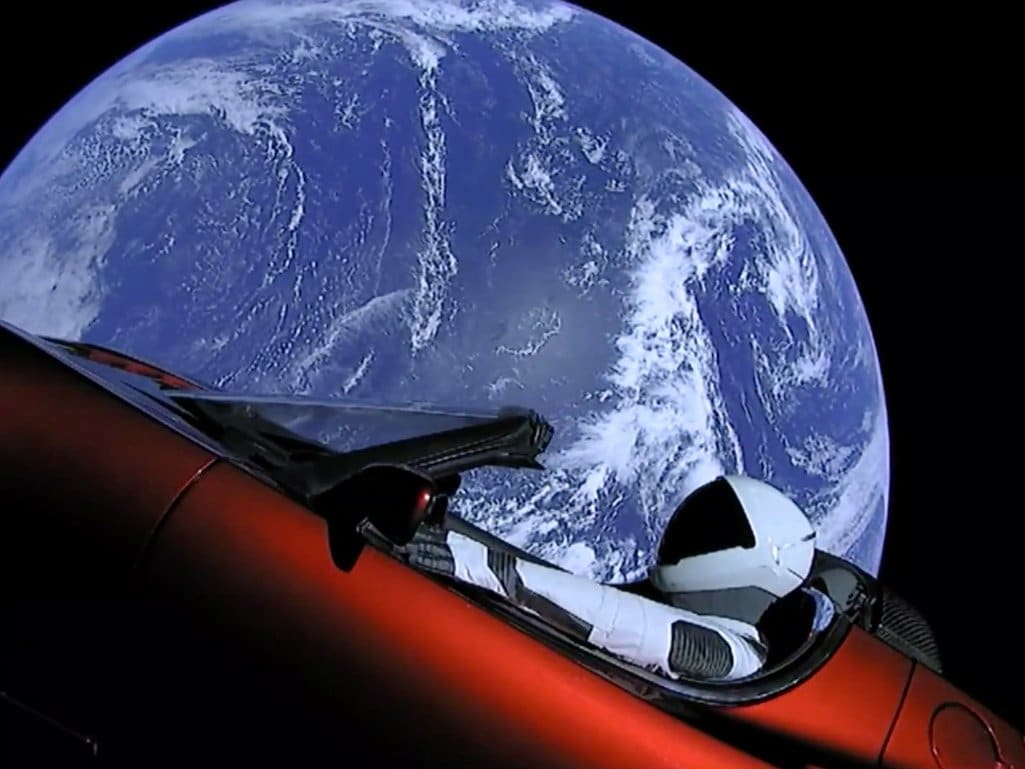 El Roadster rojo de Tesla vuela camino hacia Marte al ritmo de Space Oddity… y el mundo enloquece